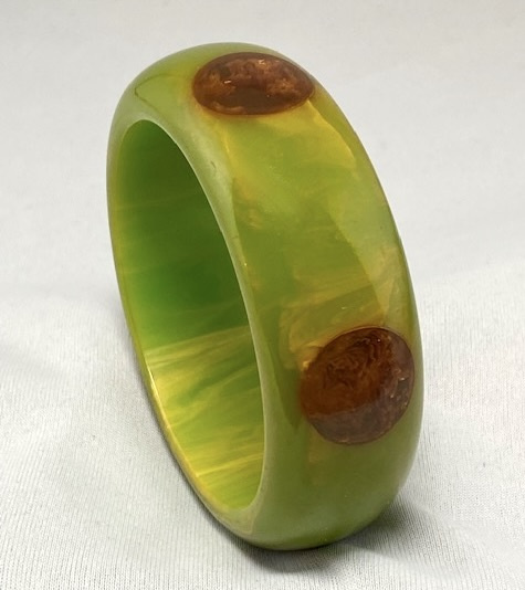 BB559 marbled lime/purple 5 dot bakelite bangle